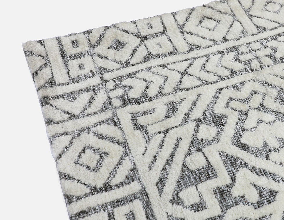 MILT knitted polyester rug 305 cm x 366 cm undefined