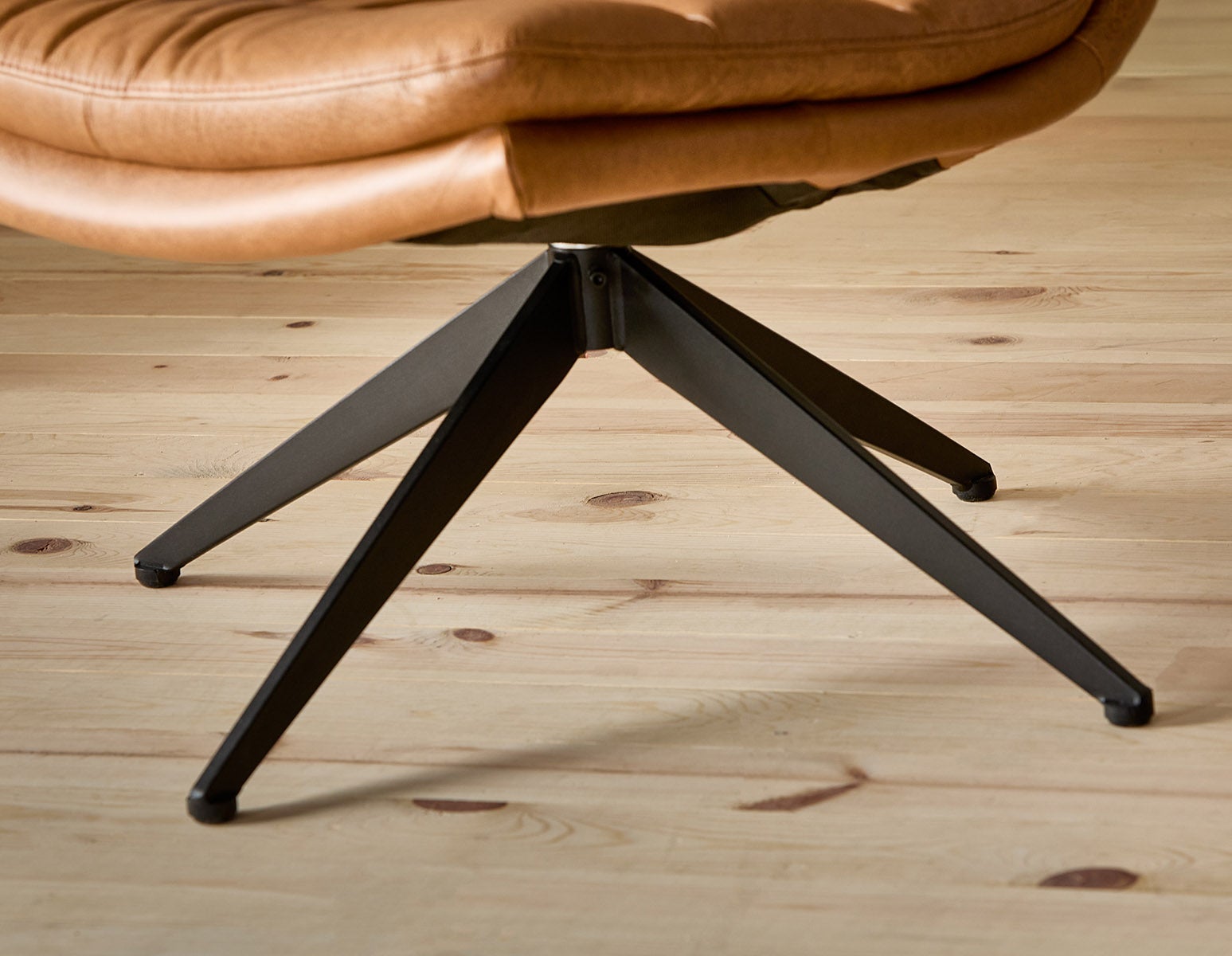 DORADA 100% leather swivel armchair undefined
