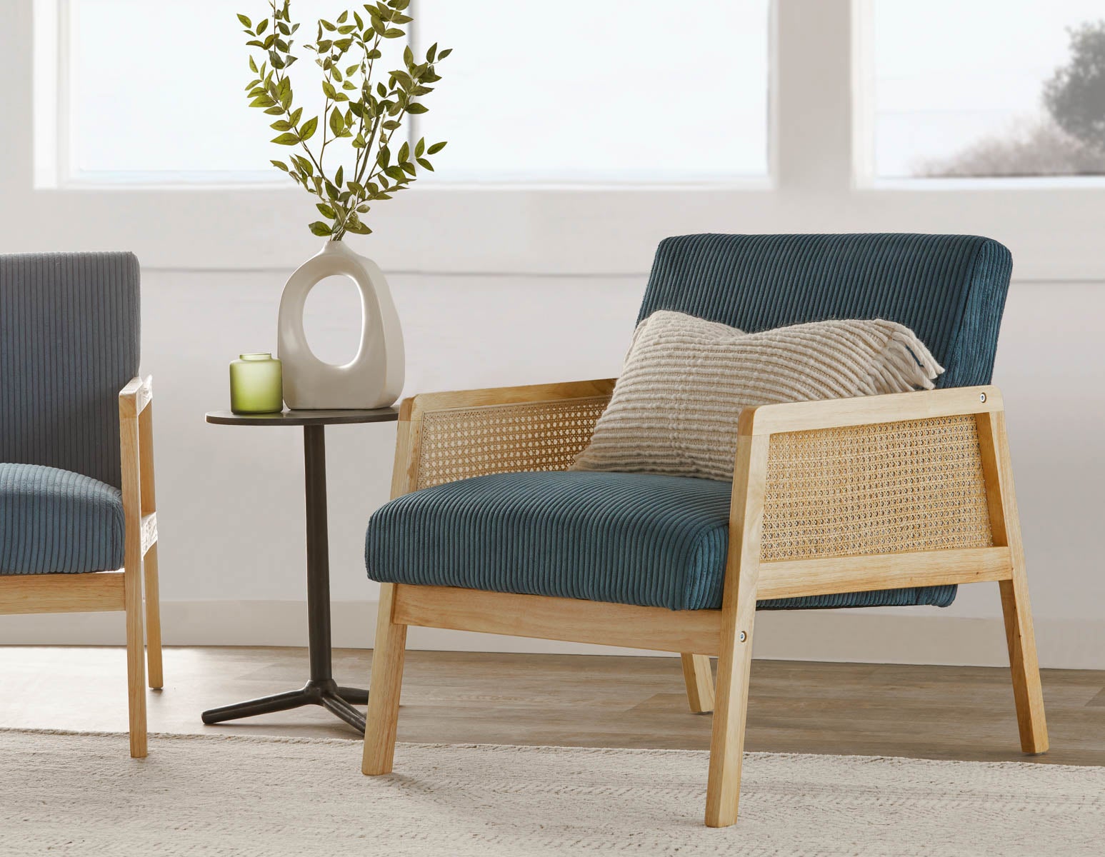 BECKETT fauteuil aux accents de velours côtelé et de rotin undefined